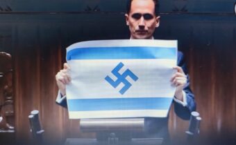 SLEDUJTE: „IZRAEL PÁCHÁ GENOCIDU“: člen polského parlamentu mává izraelskou vlajkou se svastikou…