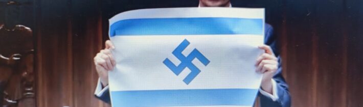 SLEDUJTE: „IZRAEL PÁCHÁ GENOCIDU“: člen polského parlamentu mává izraelskou vlajkou se svastikou…
