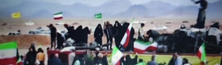 Írán ZESMĚŠŇUJE ZTRÁTU válečných letadel USA v MRAZIVÉM VIDEU; tisíce Íránců se SHROMÁŽDILY okolo…