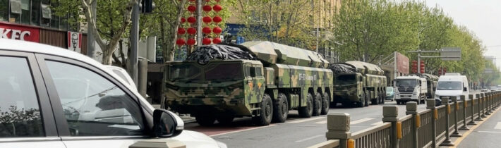 Čína vyslala jasný vzkaz: Hypersonické odpalovače DF-27 projely městem