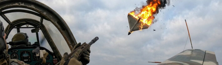 Video: Neuvěřitelné, ale funguje to. Posádka Jak-52 sestřeluje Shahedy přímo z kokpitu pomocí ručních zbraní