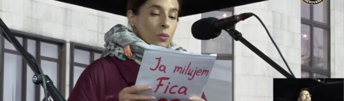 Aktuálna momentka na protestoch, herečka si zabudla zmeniť papier a na zadnej st…