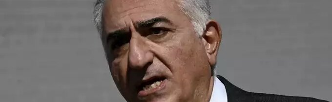 Video: Iránsky „kráľ“ ktorý plánoval prevziať moc v Iráne bol nepríjemne privítaný v Berlíne