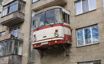 Keď autobusár pristaví k bytu balkón / Fľuska post 2026-04-21 09:01:26