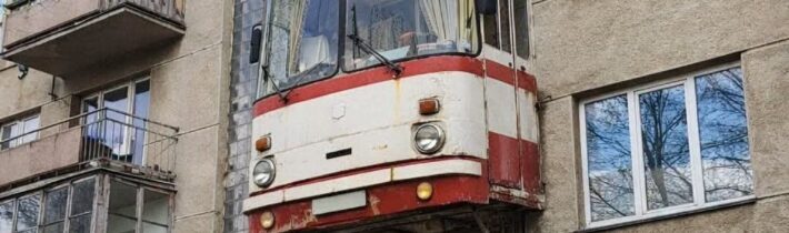 Keď autobusár pristaví k bytu balkón / Fľuska post 2026-04-21 09:01:26