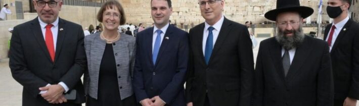 Český ministr zahraničí způsobil při návštěvě Izraele mezinárodní skandál, když palestinský národ přirovnal “ve vtipu” ke kanibalům! Stát Izrael označil za “civilizovaný” a obklopený necivilizovanými nepřáteli! Co je ale civilizovaného na genocidě Palestinců? A když v USA řeknete v médiích něco proti Izraeli, skončili jste a už vás nikdo nezaměstná!