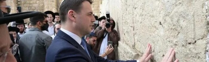 OBROVSKÝ MEZINÁRODNÍ SKANDÁL A BRUSELSKÁ FACKA! Malý český “užitečný idiot” se klaněl svým pánům a jejich civilizační nadřazenosti “übermensch-ů” v přímém přenosu! Brutální slepota k mezinárodnímu právu, genocidě a válečným zločinům – česká diplomacie v hluboké krizi!