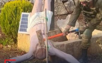 Na sociálních sítích se o víkendu objevila fotografie muže v uniformě, který nič… / Fľuska post 2026-04-20 13:30:00