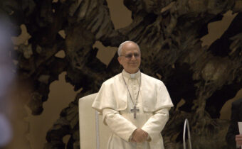 Lev XIV. odmieta požehnávanie homopárov s obradmi, ako ho presadzuje kardinál Marx, ale potvrdzuje požehnávanie podľa Fiducia supplicans. Ako funguje táto salámová metóda?