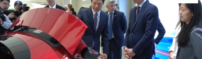 Španělský premiér Pedro Sánchez testoval čínské elektroauto! Co ho v Číně tak nadchlo?