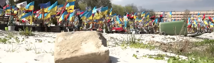 Die Welt: Na ukrajinských cintorínoch dochádzajú miesta pre vojakov