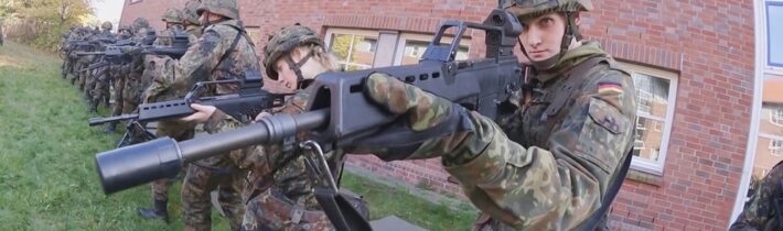 Německo se oficiálně začalo připravovat na válku s Ruskem a ministr obrany prohlásil, že ambicí Německa je stát se nejsilnější konvenční armádou v Evropě! Bundeswehr má mít nově 460 000 vojáků! Slovenský europoslanec v moskevském studiu Ricka Sancheze varoval před militarizací Německa a jeho přípravou na válečný střet s Ruskem!