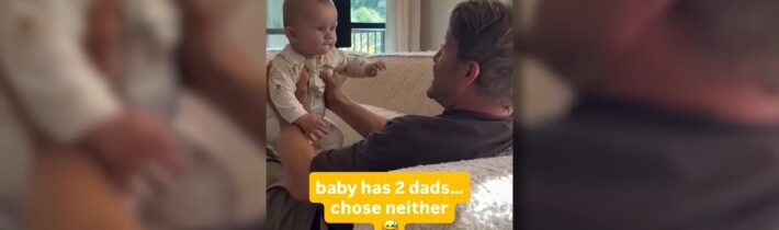 Video: Dvaja homosexuáli presviedčajú kúpeného novorodenca, že „nemá nijakú mamu“, keď sa jej dožaduje, a nazývajú ho „homofóbnym“