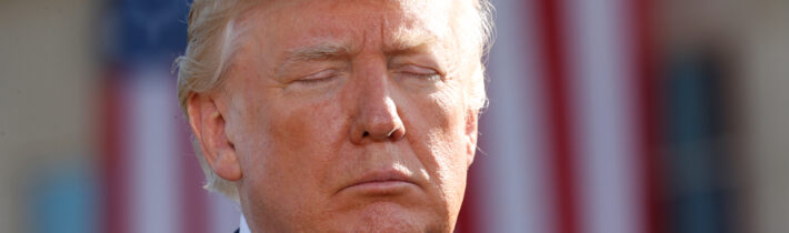 Biely dom vo voľnom páde