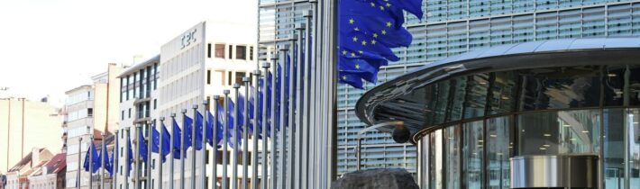 Bloomberg: EÚ zvažuje sprísnenie podmienok pôžičky pre Ukrajinu