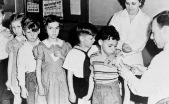 Veškeré očkování v historii bylo neúspěšné, a brzy se ukázalo, že vlastně vůbec nefunguje. ~ NESPOKOJENÝ