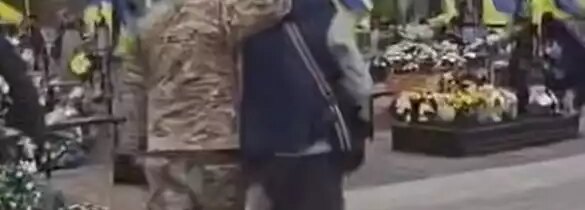 Video: Banderovci odviedli „neúctivého“ vodiča na cintorín, aby ho prevychovali