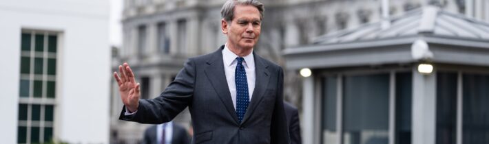 NYT: Trump predĺžil zrušenie sankcií na ruskú ropu