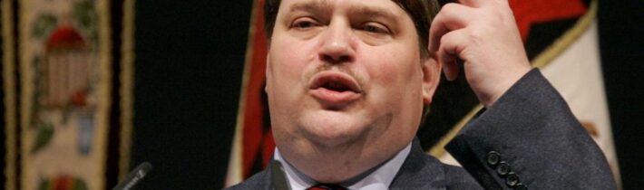 Německý kancléř otočil o 180 stupňů a na gymnáziu v Marsbergu pustil na Ukrajince studenou sprchu realpolitik! Do EU prý vstoupí Ukrajina bůhví kdy, Zelenský by prý neměl v občanech vyvolávat velké naděje, a nakonec se prý Ukrajinci budou muset smířit se ztrátou území! Otevře se tím ale Kyjevu cesta do EU. A sudetoněmecký sjezd v Brünnu je potvrzením procesu odchodu USA z Evropy!