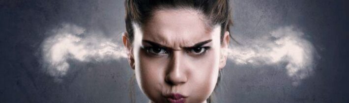 Kde se v lidech bere neustálá nenávist, potřeba všímat si jiných, obracet se na policii i s naprostými nesmysly? |