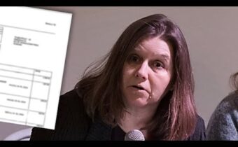 Zlodejka Šimečková: Pozadie divadla hlupane