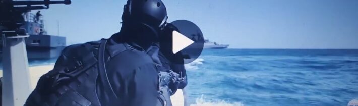 HORMUZ VYBUCHUJE: Íránské revoluční gardy pálí raketami na lodě USA, snažící se proplout do úžiny…