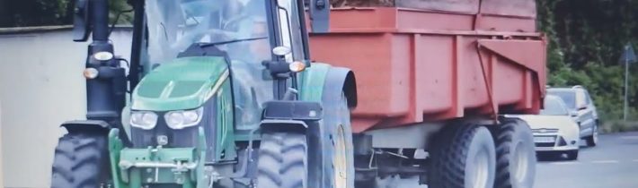 FRANCIE VYBUCHUJE: „Tok peněz nám vysychá“ – farmáři obléhají rafinérii ropy v době růstu cen paliv.