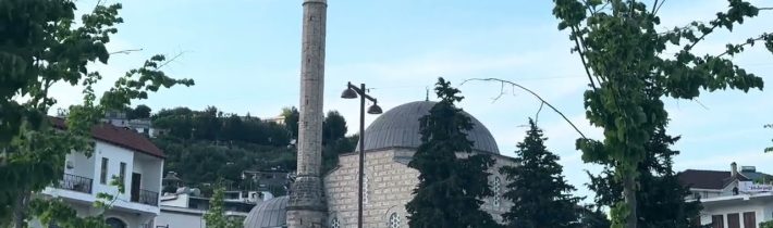MEŠITA, MINARET  a PRAVOSLÁVNA KATEDRÁLA, SÍDLO BISKUPA, ALBÁNSKO, BERAT