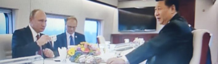 ŽIVĚ návštěva Putina v Číně: sblížení Si Ťin-pchinga s ruským prezidentem u VODKY, JÍDLA a ve VLAKU.