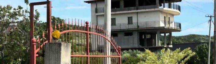 ALBÁNSKO NA DEDINE ZHARNEC 80 km od TIRANY TRAKTORÍK MÁ SKORO KAŽDÝ