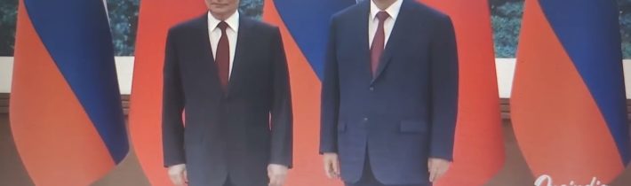 SCHŮZKA MEZI VLADIMÍREM PUTINEM A SI ŤIN-PCHINGEM: oba prezidenti si potřásají rukou a pózují coby..