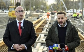 Fľusk z budúcnosti – Vallo odovzdáva Rážovi pomyselné kľúče od hlavného mesta a … / Fľuska post 2026-05-21 19:02:36