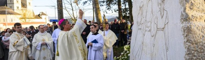 V Spišskej Kapitule požehnali pamätník obetiam nehody spred dvoch rokovNa miest…