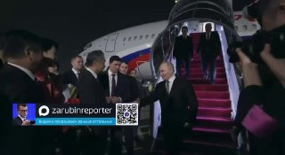 V. Putin pricestoval do Číny. Privítal ho minister zahraničných vecí ČĽR Wang I…