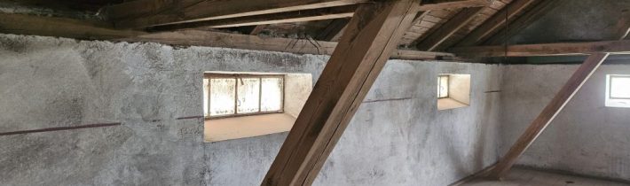 Příprava na nová okna v sýpce…