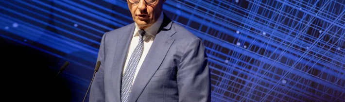 Bloomberg: Merzov rating klesol na rekordné minimum