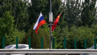 Peking bol vyzdobený ruskými a čínskymi vlajkami pred návštevou Vladimira Putin…