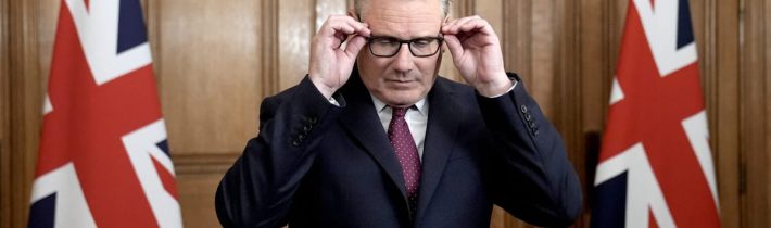 Politico: Británia sa nachádza v permanentnej kríze