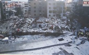 Izraelské letecké útoky zanechaly pásy destrukce po bombardování nemocnice v libanonském Tyru…