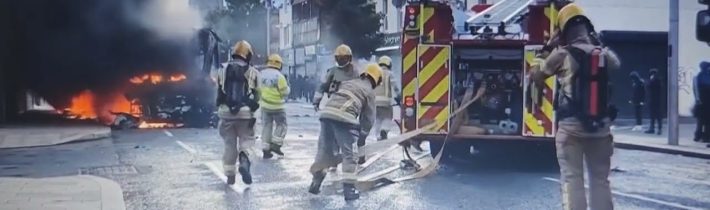 BELFAST JE V PLAMENECH! Proti-imigrační nepokoje vypukly po brutálním útoku Súdánce nožem…