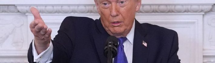 Donald Trump podpísal avizované 10-percentné clá na dovoz zo všetkých krajín, z…