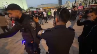 Polícia rozohnala protivojnové protesty v Izraeli. Polícia zadržala 18 osôb, oz…