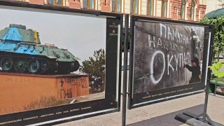 NEVĎAČNÂ EURÓPAV Moskve na Arbate je výstava zničených pamätníkov našim oslobodi…