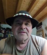 Keď sa snažíš byť vážny politik, ale internet z teba spraví komediálnu postavičk…