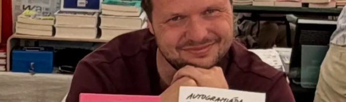 Počas autoguamiády ukazoval Vladko aj fotky svojich fuajeuiek v mobile. / Fľuska post 2026-06-01 11:57:57