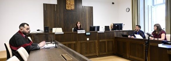 Prvostupňový rozsudok OS Praha 1 proti SPD, volebná kampaň a bilbordy, černoch a krvavý nôž a fajčiace rómske deti