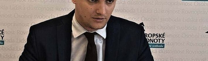 Profesionální politruk v čele se hlasitě chvástá |
