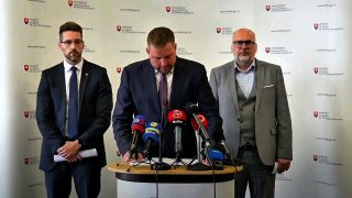 Obce sa môžu uchádzať o peniaze na nákup sociálnych taxíkov a defibrilátorov–&…