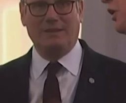 Tu je presný moment, keď britský premiér Starmer pochopil, že bude musieť odstúp…