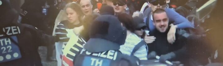 NĚMECKO V PLAMENECH: policie se střetává s protestujícími v době, kdy kongres AfD provází chaos…